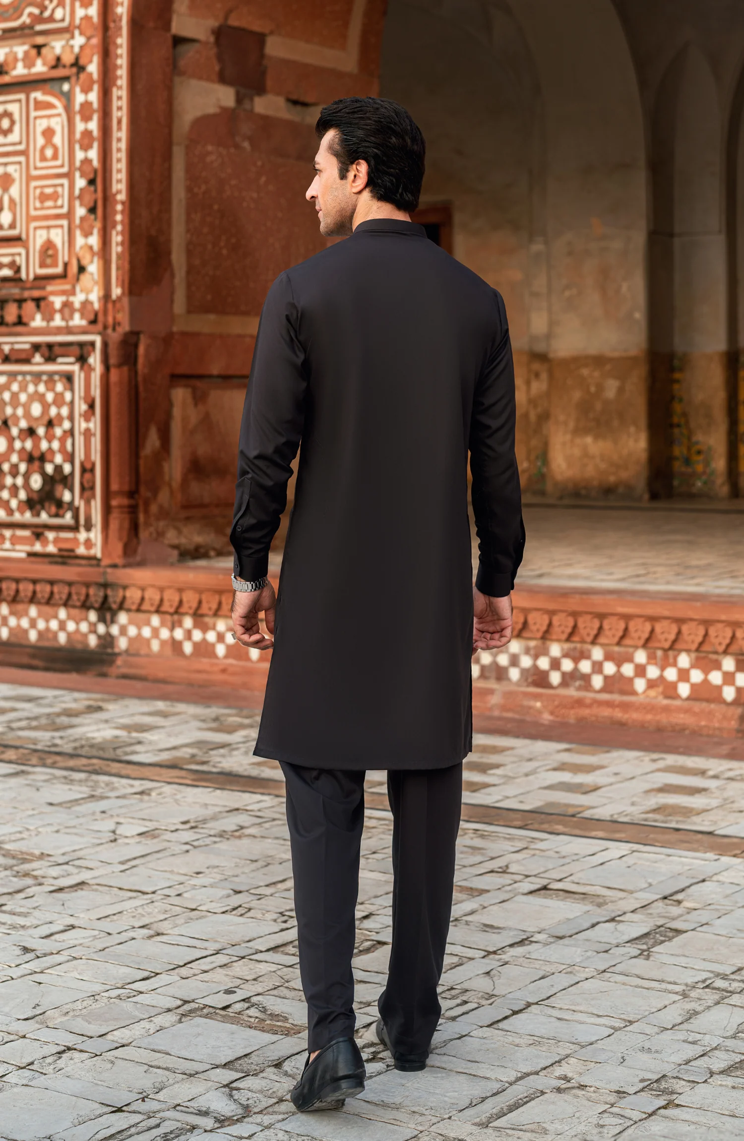 DARK-GREY BLENDED KURTA PAJAMA WITH EMBROIDERED WAISTCOAT - Image 3