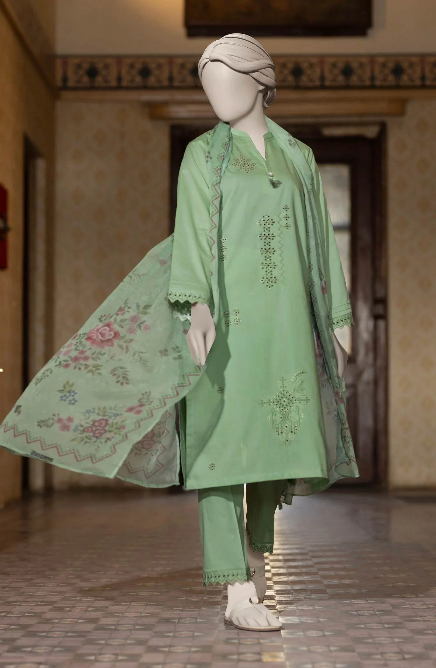 EMBROIDERED CAMBRIC STITCHED 3 PIECE - Image 4