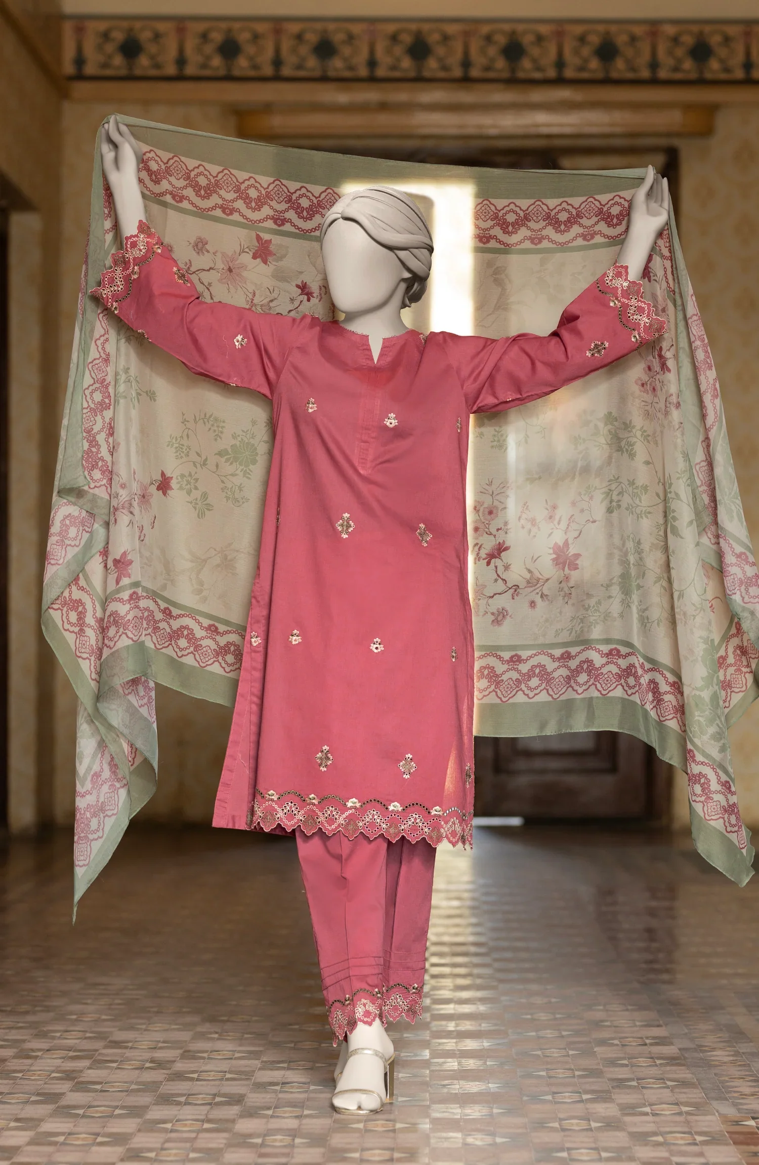 EMBROIDERED CAMBRIC STITCHED 3 PIECE - Image 4