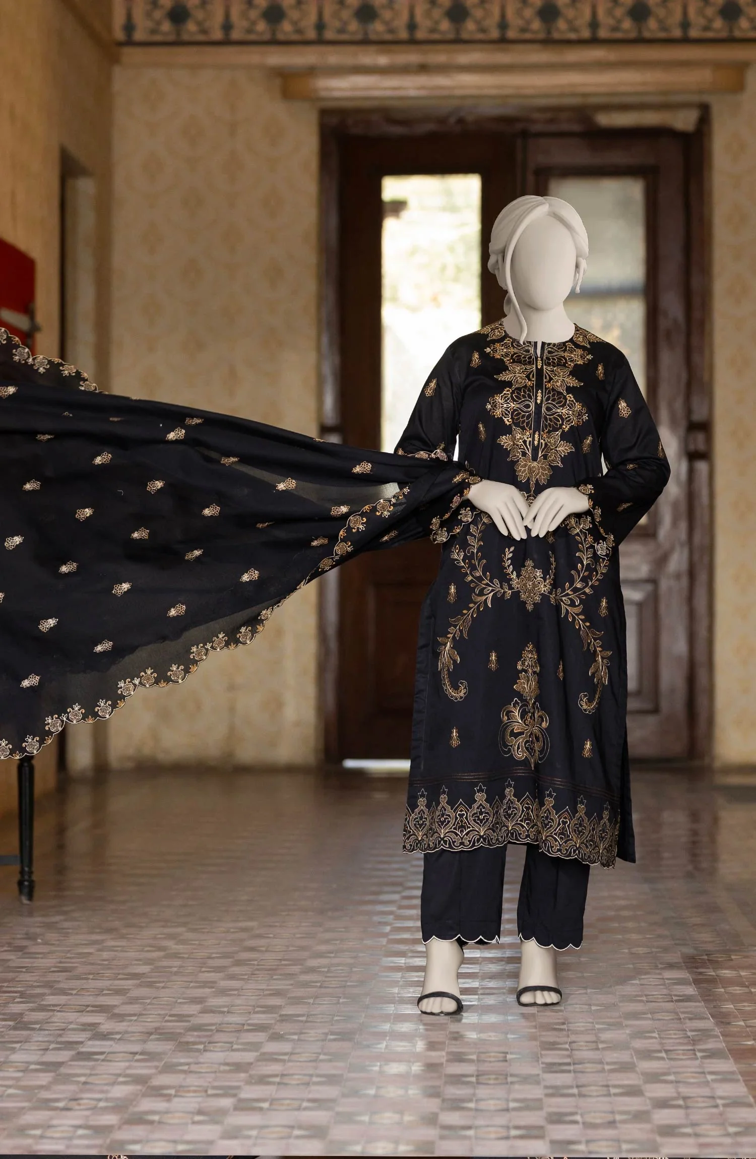 EMBROIDERED CAMBRIC STITCHED 3 PIECE - Image 4