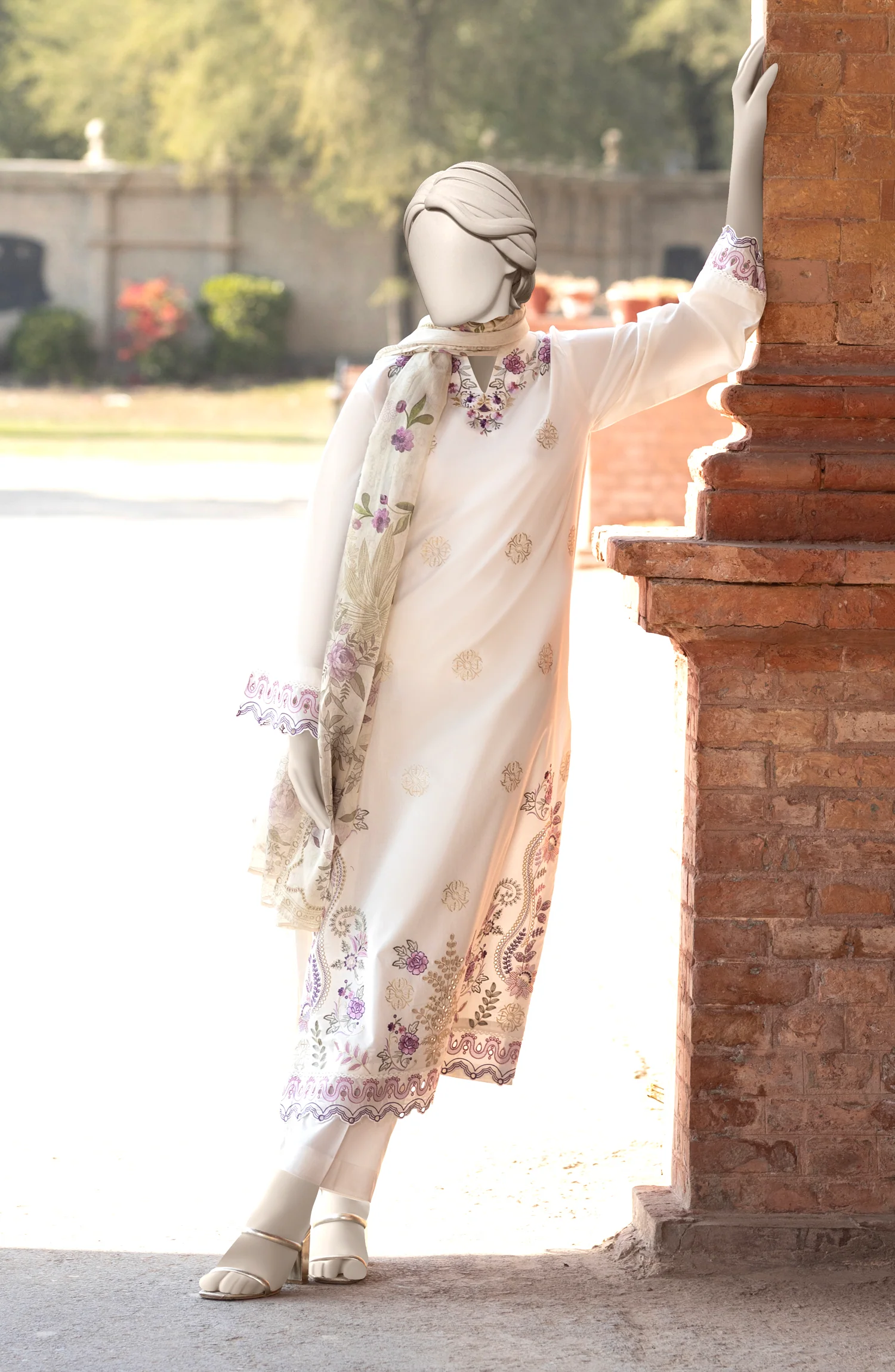EMBROIDERED CAMBRIC STITCHED 3 PIECE - Image 3