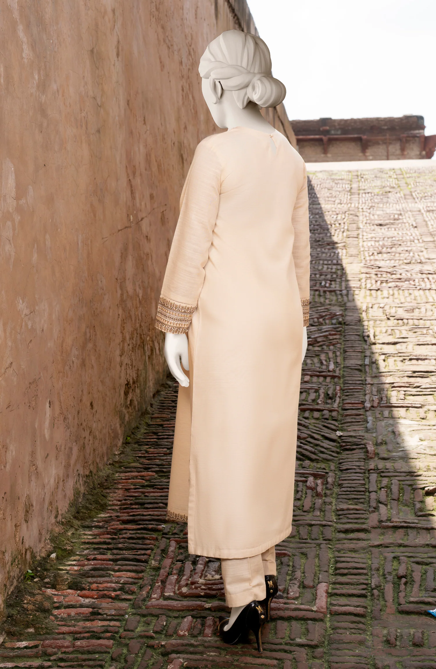 EMBROIDERED KHADDAR STITCHED 2 PIECE - Image 5