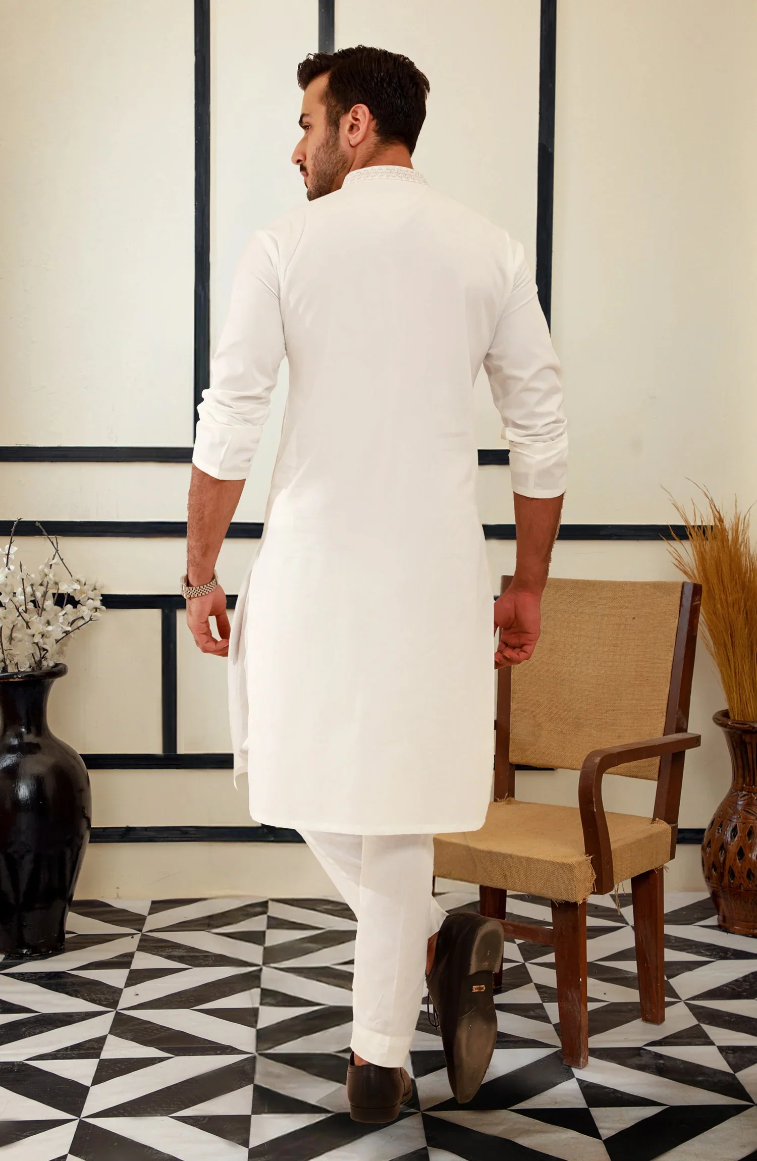 OFF WHITE EMBROIDERED KURTA - Image 4
