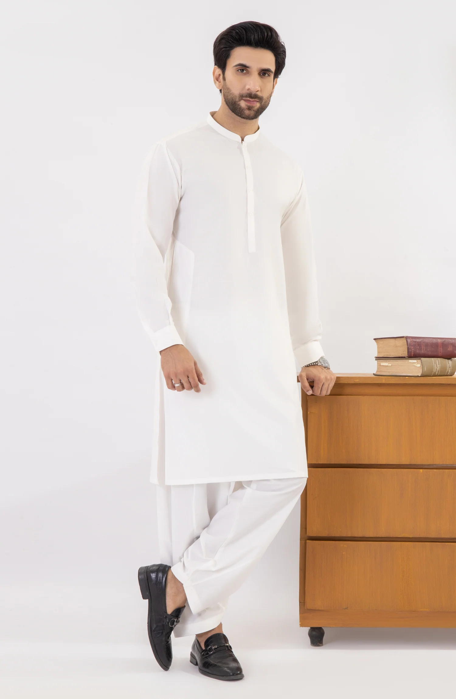 OFF WHITE KAMEEZ SHALWAR WITH WAIST COAT - Image 4