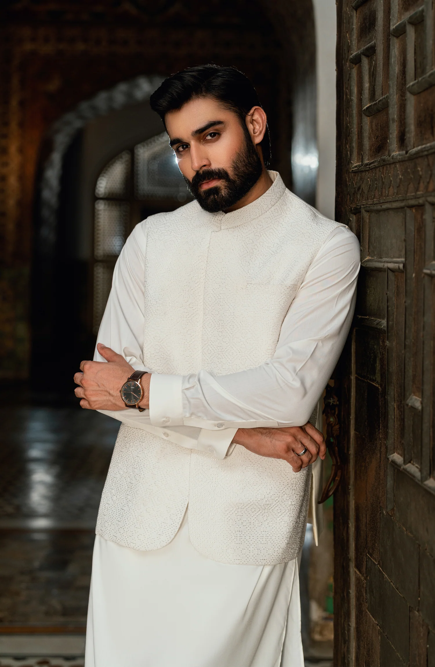 OFF-WHITE KURTA PAJAMA WITH EMBROIDERED WAISTCOAT - Image 5