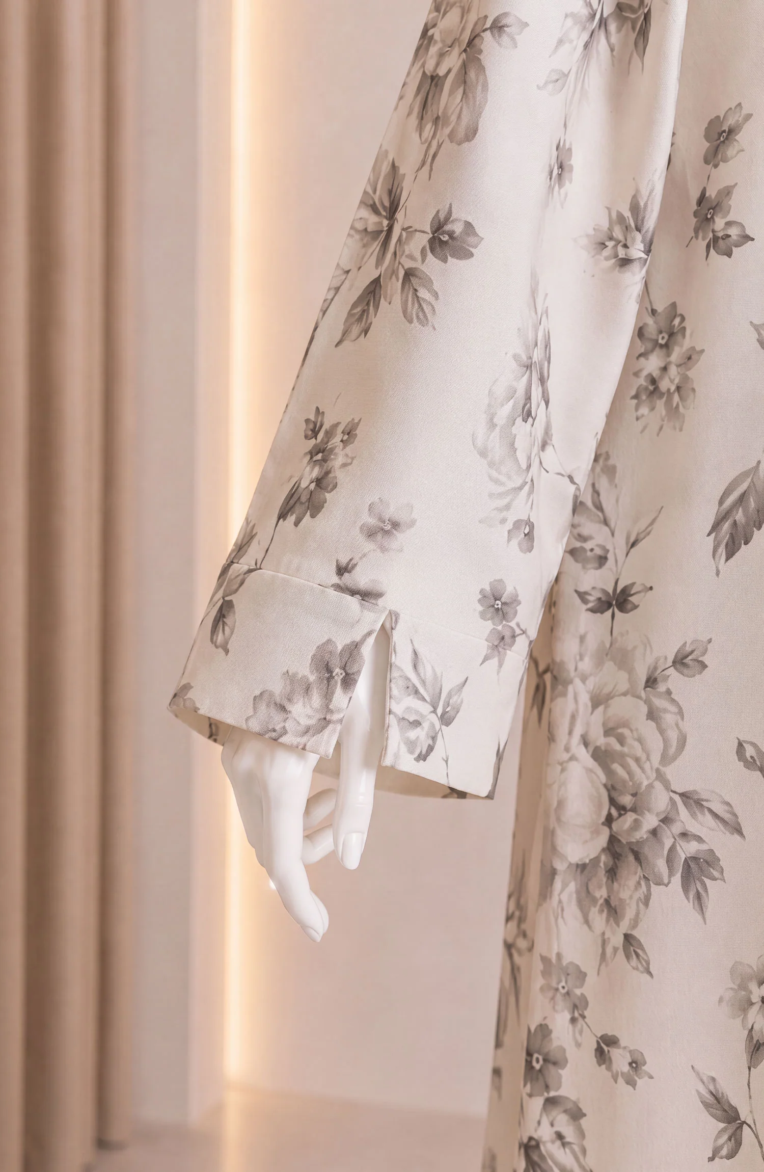 WHITE PRINTED ABAYA - Image 3
