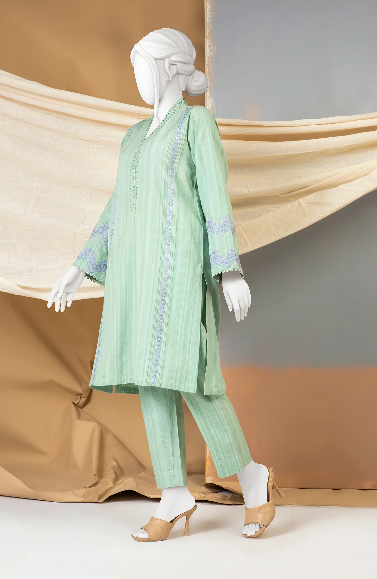 WINTER'23 WOMEN EMBROIDERED STITCHED 2PC SUIT - Image 3