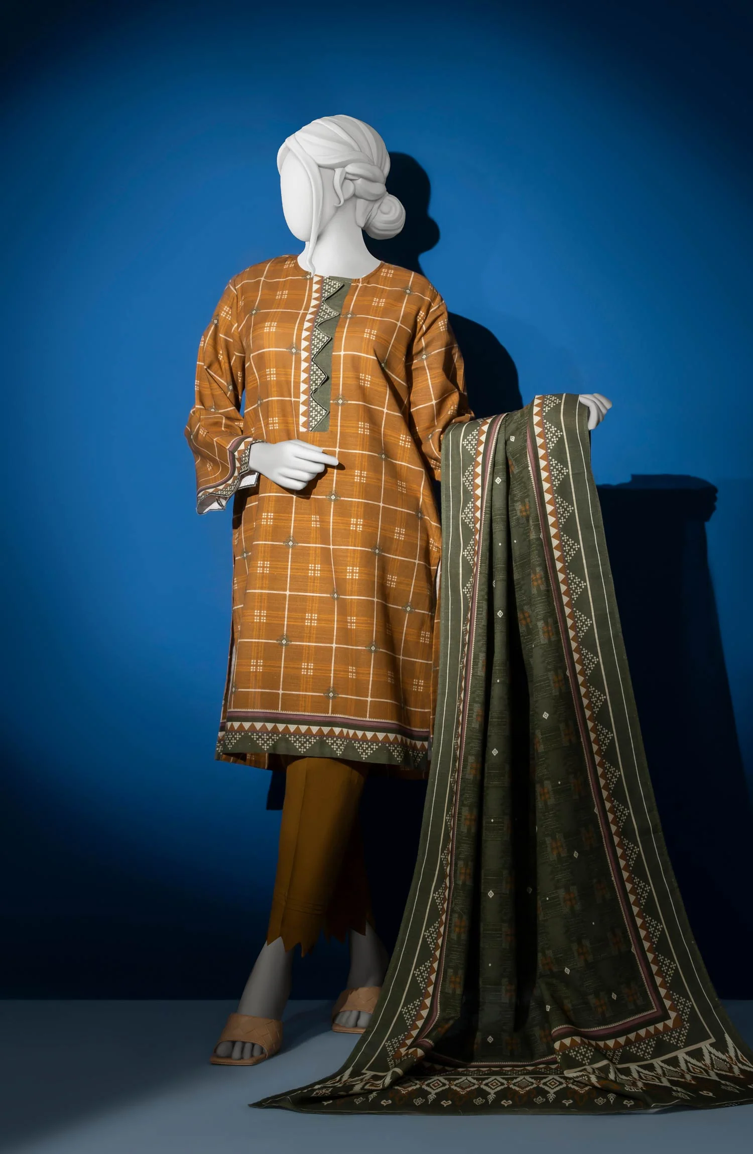 WINTER'23 WOMEN PRINTED KHADDAR 3PC UNSTITCHED